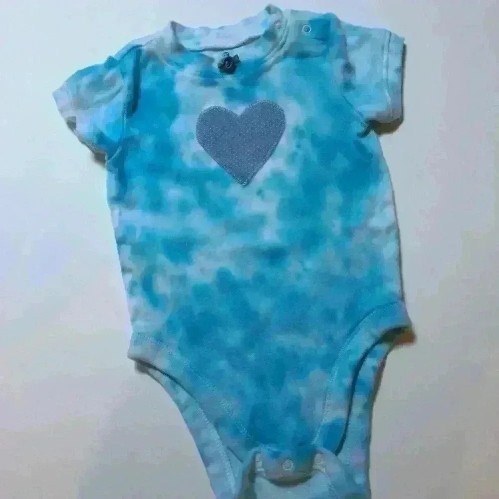 🌸New! Handmade Tie dyed onesie old navy 6-12 months heart